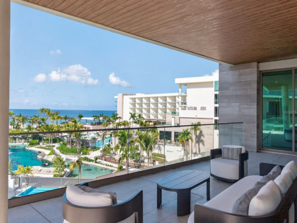 Coastal Luxury Retreat in Longboat Key - 2-Bedroom Condo Stunning Views